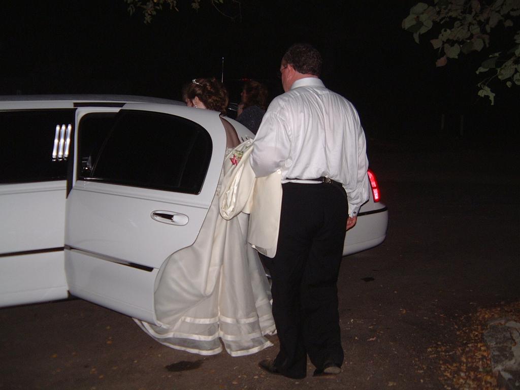 2003/10(Oct)/03(Urbik-Wedding)/1024x768_2003-10-05 22-45-25.JPG